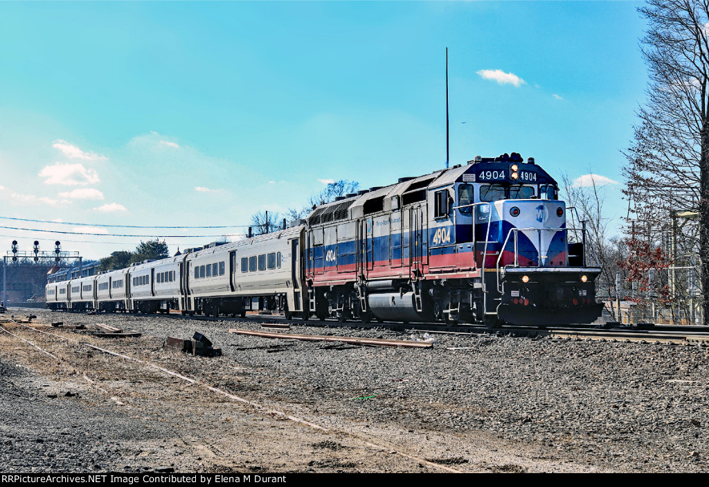 MNCR 4904 on train 1351